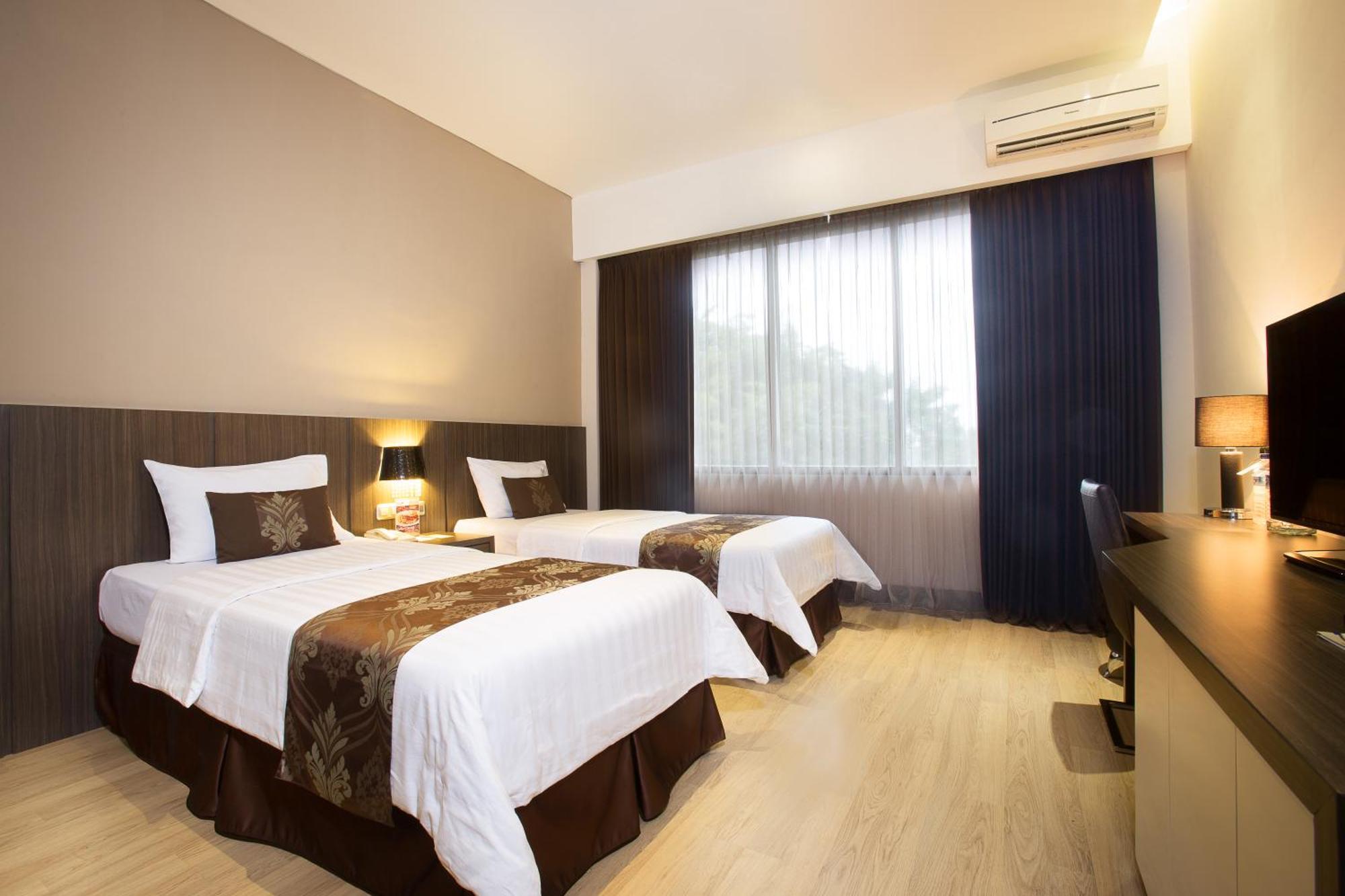 Grand Kecubung Hotel Пангкалан Бун Екстериор снимка