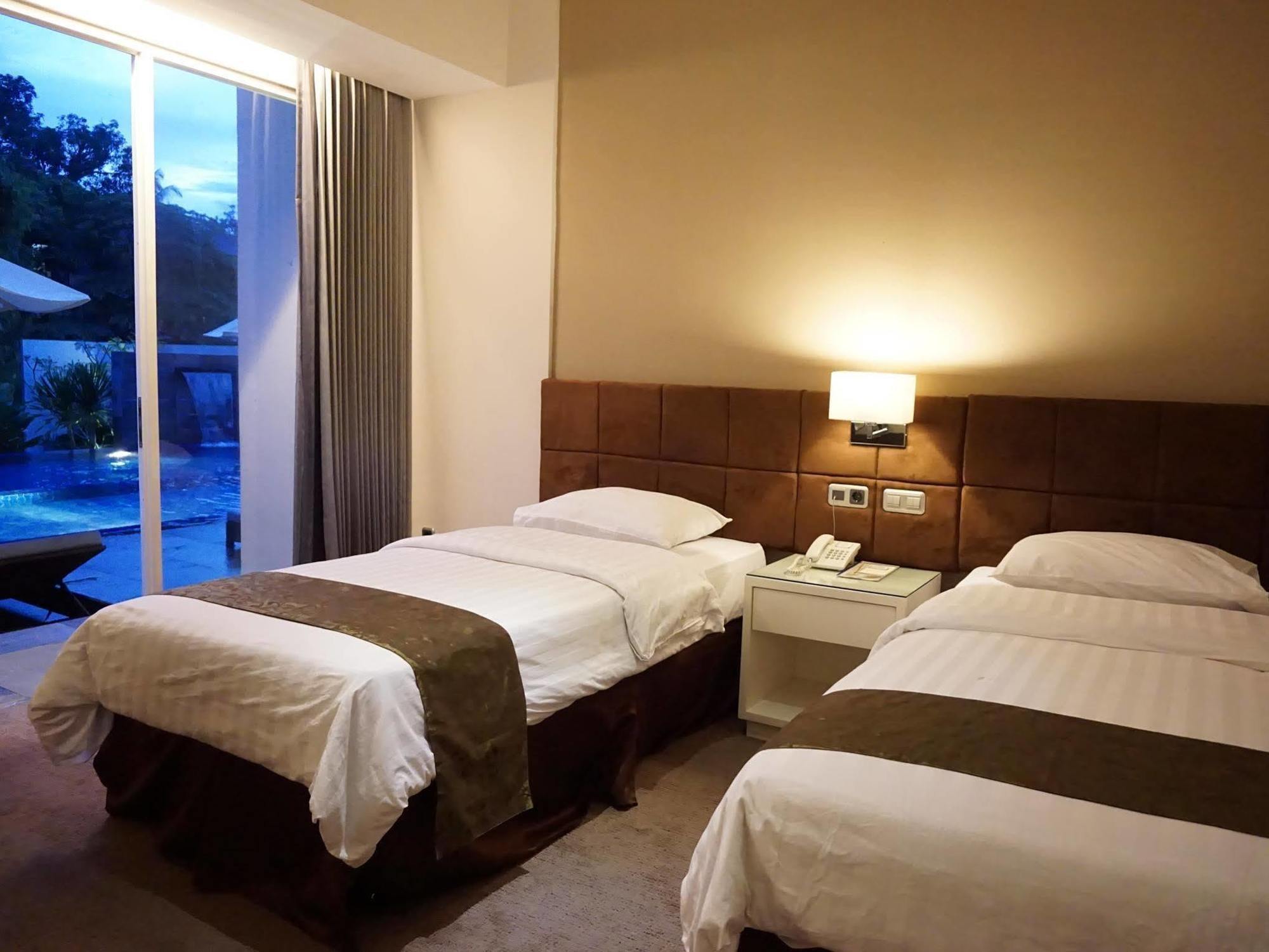 Grand Kecubung Hotel Пангкалан Бун Екстериор снимка