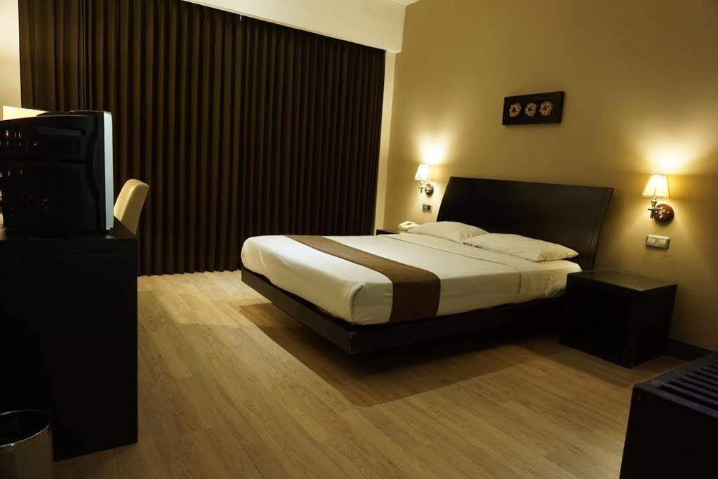 Grand Kecubung Hotel Пангкалан Бун Екстериор снимка