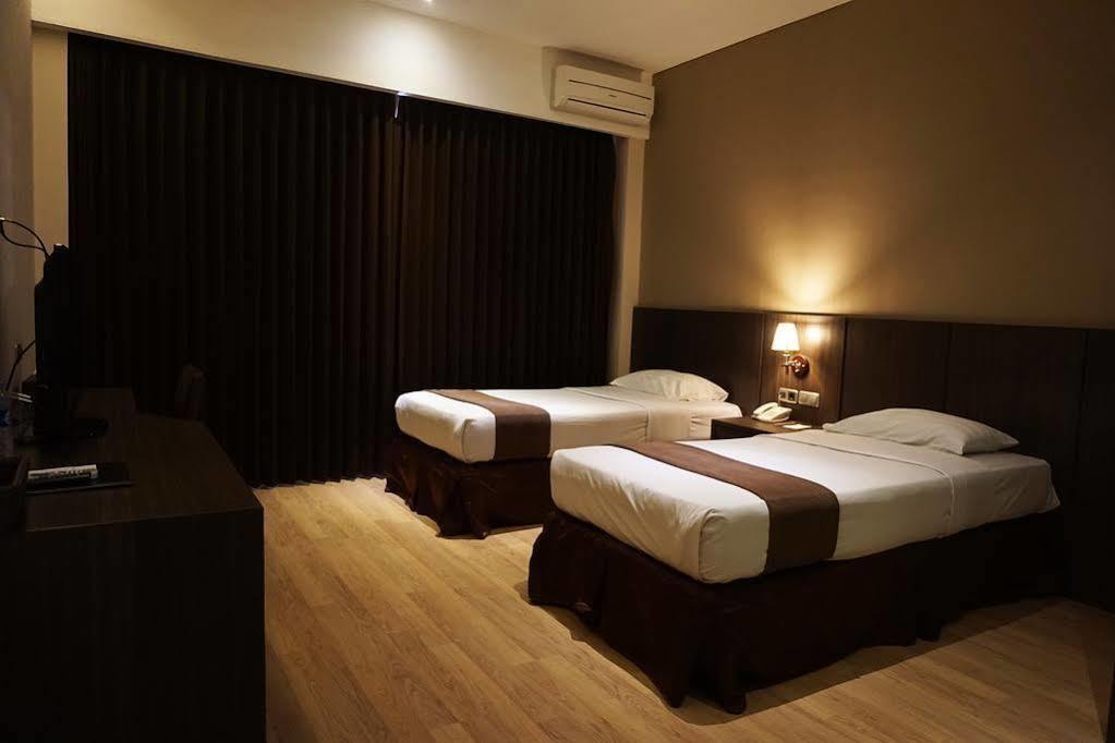 Grand Kecubung Hotel Пангкалан Бун Екстериор снимка