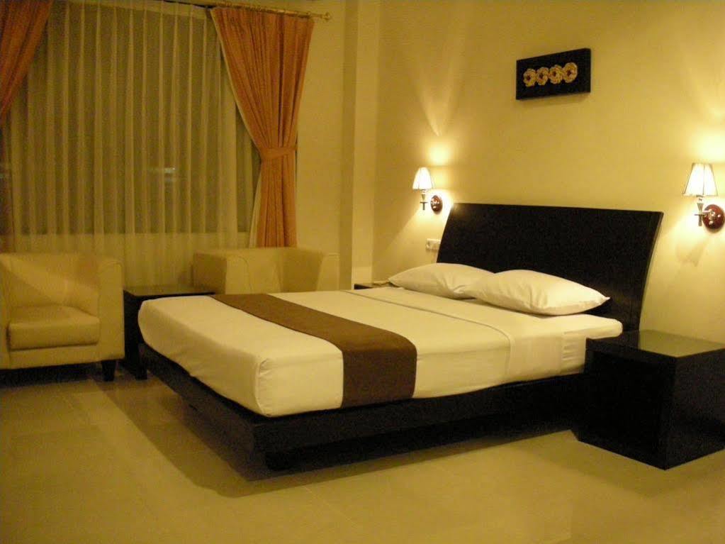 Grand Kecubung Hotel Пангкалан Бун Екстериор снимка