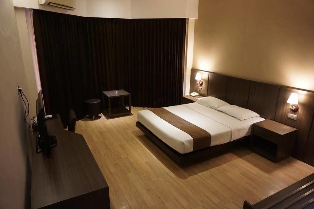 Grand Kecubung Hotel Пангкалан Бун Екстериор снимка